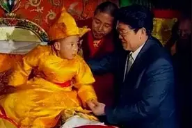 1995年，西藏6岁男孩被认定为转世灵童，他是咋成为班禅活佛的？图片