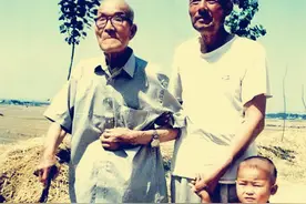 2005年，国军少将师长仵德厚，站在老家村口，留下了一张珍贵合影图片