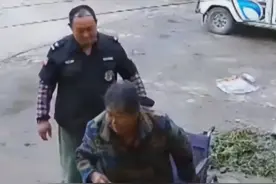 母亲瘫痪多年，在孝顺儿子照顾下终于站了起来了图片