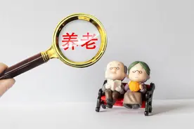 山东退休人员注意！2025年养老金这样涨：工龄越长越划算，80岁老人能多拿上千元图片