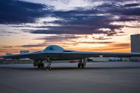 美国爬墙党立大功，B-21轰炸机正式首飞，中国空军的强敌很快服役图片