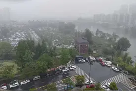 这个路段违停严重，橙友两次发帖反映，相关街道回复：已对接城管、交警等部门加快整治丨有困难，找党端图片