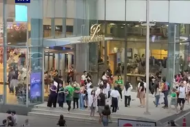 泰国曼谷一购物中心发生枪击事件，嫌疑人持有枪支，目前仍在商场内图片