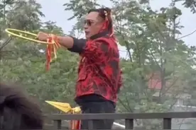 吴镇宇这钱挣得我真是不眼红，六十多了这打扮，挣钱不易啊 ​​​图片