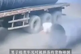 太吓人！司机被几吨重钢卷砸中，差点被砸扁，瘫软倒地，生死不明图片