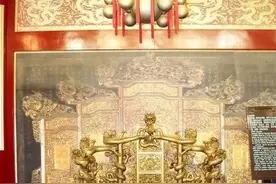 故宫里面的龙椅，到底用什么材质做的？图片