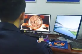 警方侦破一起特大倒卖文物案，追缴东汉“昭君出塞镜”等多件文物！铜镜铭文有“中国”二字，已在博物馆展出图片