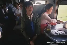 老照片：八十年代的绿皮火车，看尽人间百态，承载了一代人的记忆图片