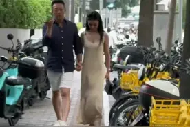 汪小菲和马筱梅夫妇湾湾探亲后返京，俩人携手逛商场尽显甜蜜图片