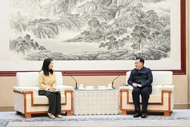 重庆新闻联播 | 重庆市与京东集团签署全面深化战略合作框架协议 袁家军胡衡华会见许冉一行并见证签约图片