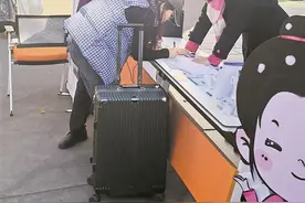 在厦大校园就能值机！学生回家可“两手空空”去机场图片