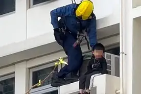 太皮了！香港两男童在高楼窗外双脚悬空事件震惊全港，父母睡懒觉险酿大祸双双被捕！图片