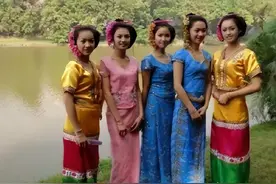 老挝女孩一笑走红，其父称彩礼要两辆摩托车，国内网友：我出20辆图片