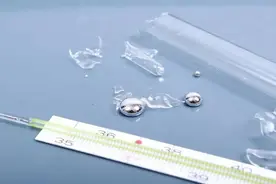 男孩打破水银体温针，家人不以为然，医生：皮肤坏死，要多次手术图片