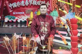 以勺为“笔”，以糖为“墨”！董氏糖画传承人董天让上演“甜蜜的魔法”图片
