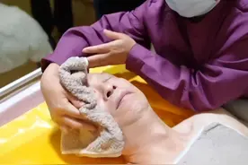 2020年，陕西女子专帮老人洗澡，单次500元:洗的不只身体还有尊严图片