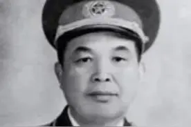1953年，刘忠将军回乡寻原配，一见面，妻子伍兰英深情喊道：嫂子图片