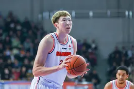 周琦肘击被驱逐！赵岩昊7记三分东阳光药23分逆转广东 总比分1-2图片
