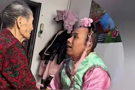 现实的彩衣娱亲——51岁儿子每天变着法子和86岁妈妈打闹玩耍。图片