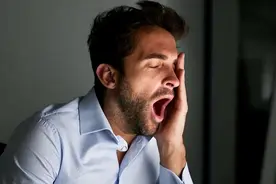 怎么也去不掉的黑眼圈，可能是内伤至极！教你一招搞定图片