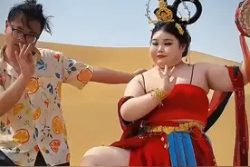 胖女孩的敦煌飞天写真 不知道她衣服上的众多带子是怎么飘起来的？图片