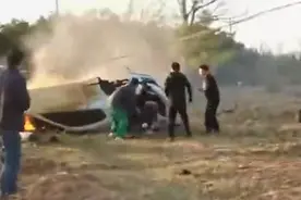 从侧翻起火车中救出女孩没两分钟就爆燃，内蒙古见义勇为英雄：“你说哪个男人看到这种事不得往上冲”图片
