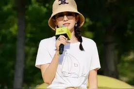 章子怡带儿子现身戏剧节，4岁儿子很像汪峰，面对围观人群不怯场图片