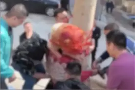新娘被绑电线杆上 闹婚岂能胡闹？|荔枝时评图片