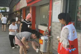 满城洒清凉！扬州多个社区、单位推出爱心茶水点图片