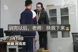 笑不活了！娇小女老师站凳子训高个男生，气氛很严肃，网友却笑了图片
