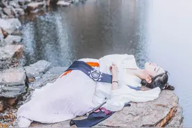 妇人烧香求子，被道士拖进房间内检查，妇人不怒反笑图片