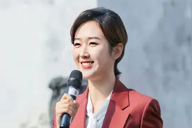 她是90后最美主持人，26岁进央视，4年后主持春晚，才华比肩董卿图片