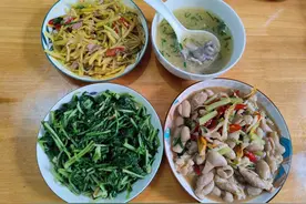 爸爸给高考女儿做的饭，妈妈给女儿的做饭，网友：没对比就没伤害图片