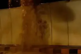 由中建五局投资建设的重庆市土主隧道发现"水帘洞"！ 通车不到三年图片