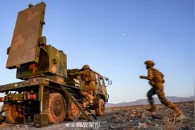 炮兵分队多炮齐发瞬间 震撼！图片
