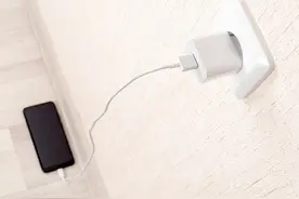 手机充电时，切记不要这样充电，这样充电白白损坏手机电池图片