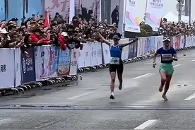 重庆女子半马选手冲线前举手庆祝，最后一秒被第二名反超！本人回应：大意了，刷新个人最好成绩依然开心图片