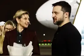 泽连斯基和叶莲娜出访阿联酋，夫人穿紫色真嫩，俩人相视一笑好甜图片