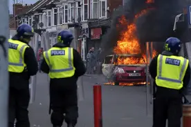 英国骚乱持续！警局附近纵火，清真寺被围，马斯克：内战不可避免图片