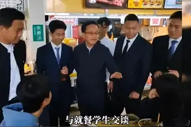 离谱！学生扮演领导视察学校食堂，校领导、食堂阿姨吓得起身迎接图片
