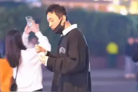 王思聪独自现身太古里，一身行头超10万，穿搭太土被指像地摊货图片