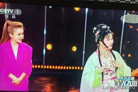 《星光大道》开播，朱迅一袭红裙踩着高跷上台很精神，观众很反感图片