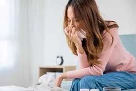 起床就流鼻涕，其实是过敏性鼻炎的表现，提醒你该换床单被罩了图片