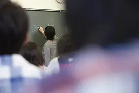 老师被扩大化举报背后的隐忧：困于自证，选择“躺平”图片