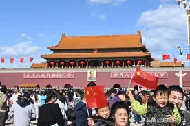 自豪！游客国庆排队三小时看升旗，12.3万人齐聚见证国旗冉冉升起图片