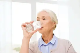 胃癌与喝水有关？医生提醒：60岁以后的老人，喝水牢记“3不要”图片