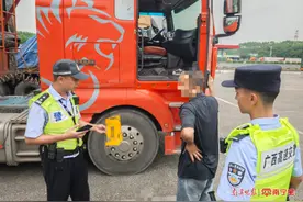 一辆车两个号牌？货车悬挂假牌被识破图片