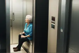 “拒交电梯费？一楼大妈出奇招，业主直呼受不了！”图片