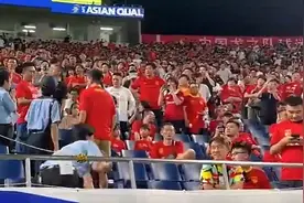 中日球迷看台起冲突，日本球迷竖中指挑衅，中国球迷怒吼互怼图片