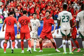 国足半场1比1战平10人沙特，蒋圣龙3分钟内连造乌龙和红牌，武磊头球中柱错失绝佳机会图片